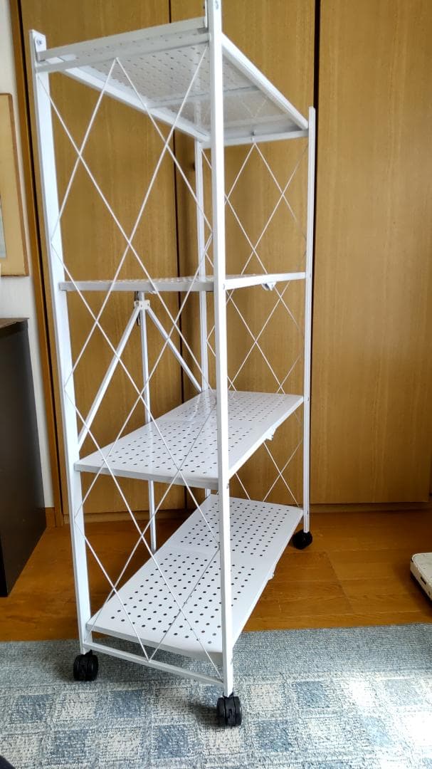 簡単にワンタッチで折り畳みが出来る棚。4段、キャスター付き