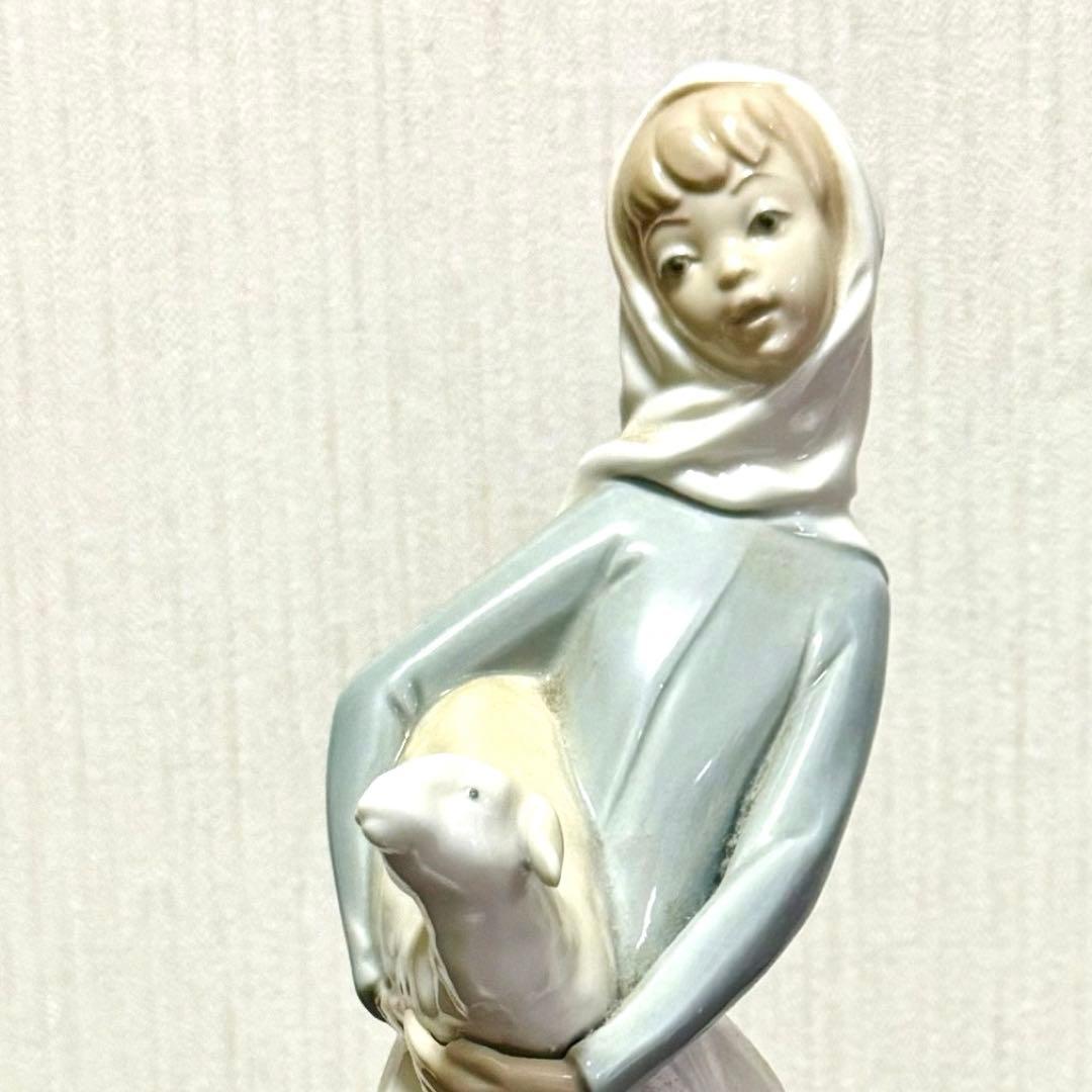 Lladro》リヤドロ 陶器のフィギュリン ＊羊を抱いた少女 スペイン製