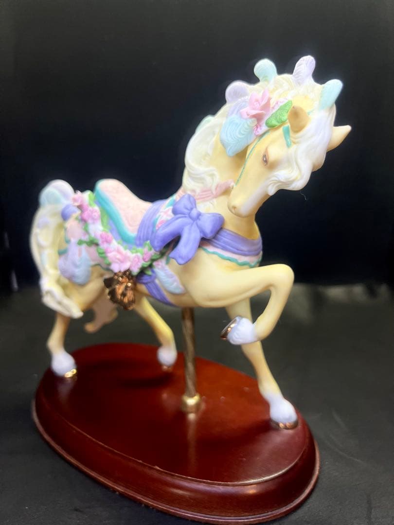 陶器製 馬の置物 花の装飾付き