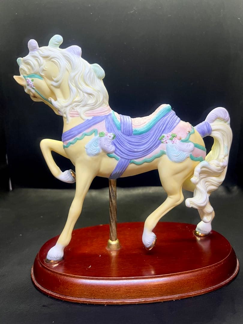 陶器製 馬の置物 花の装飾付き