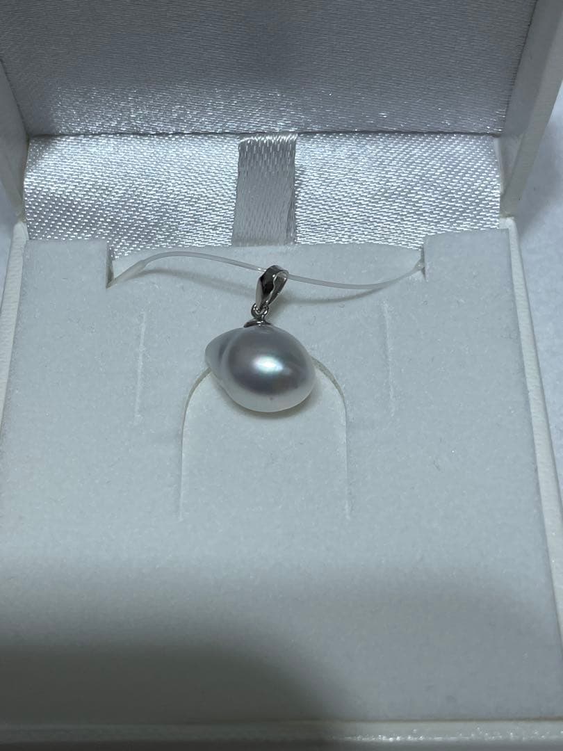 南洋白蝶バロック真珠 ドロップ型ペンダント ケース付き　K18WG 南洋　白蝶