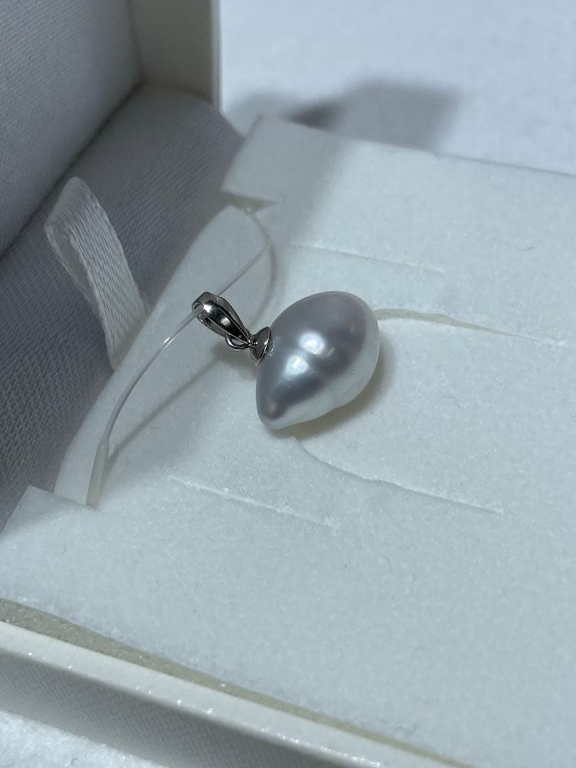 南洋白蝶バロック真珠 ドロップ型ペンダント ケース付き　K18WG 南洋　白蝶