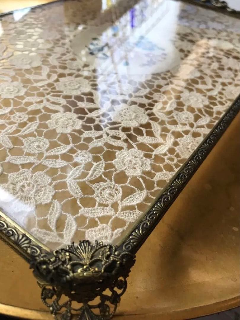 ベルサイユ姫系　パリ購入フランスアンティーク　プチポワン　真鍮脚付　ガラストレイ