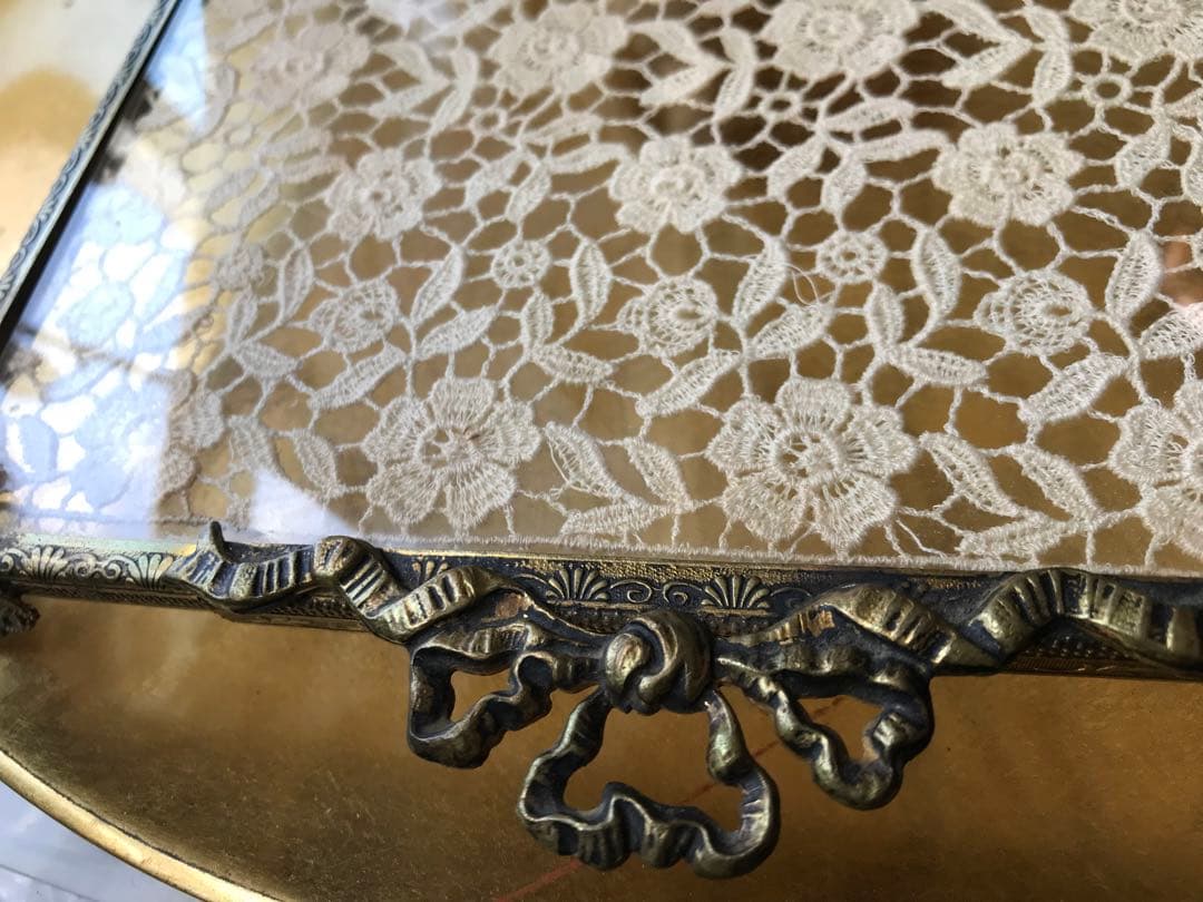 ベルサイユ姫系　パリ購入フランスアンティーク　プチポワン　真鍮脚付　ガラストレイ