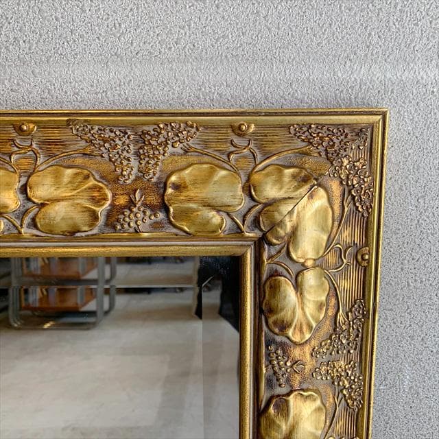 イタリア製のゴールドカラーウォールミラー