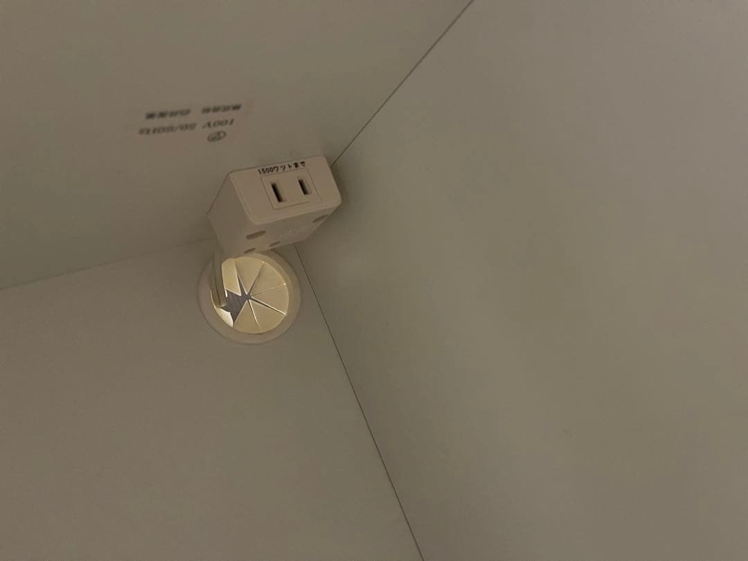 限定値下げ！食器棚　キッチンボード　食器棚　電源　白　新生活