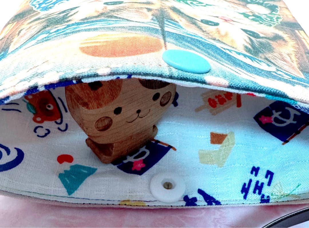 ハンドメイド　猫柄　サイドポケットポーチ　ハチ