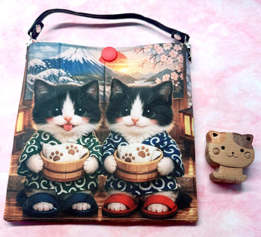 ハンドメイド　猫柄　サイドポケットポーチ　ハチ