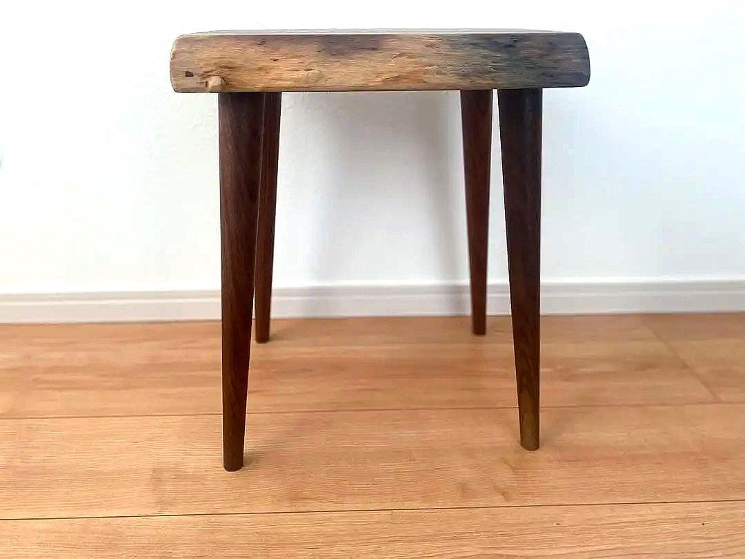 ブラックウォールナットの耳付きスツール