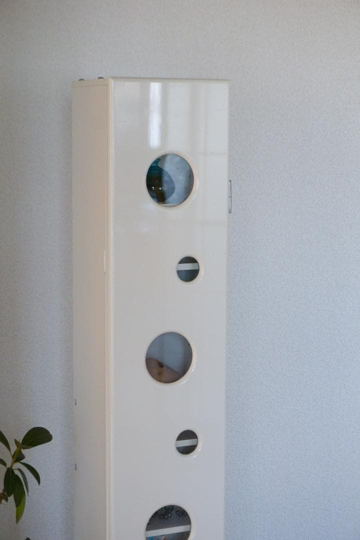 White Shelf / 丸窓