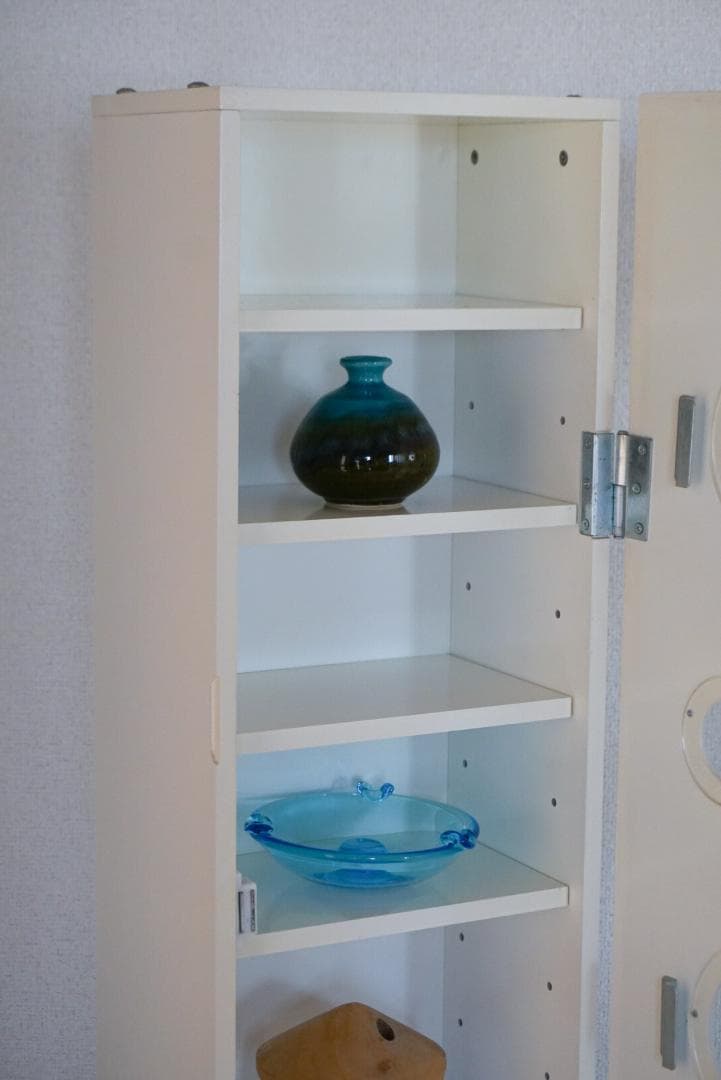 White Shelf / 丸窓