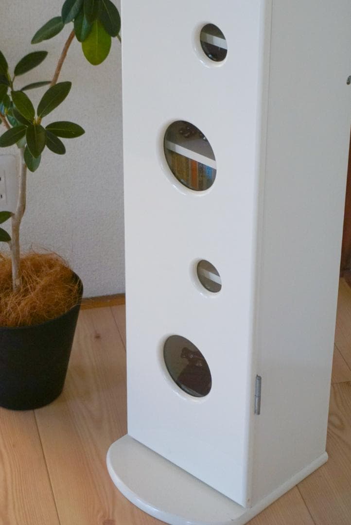 White Shelf / 丸窓