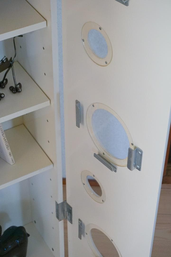 White Shelf / 丸窓