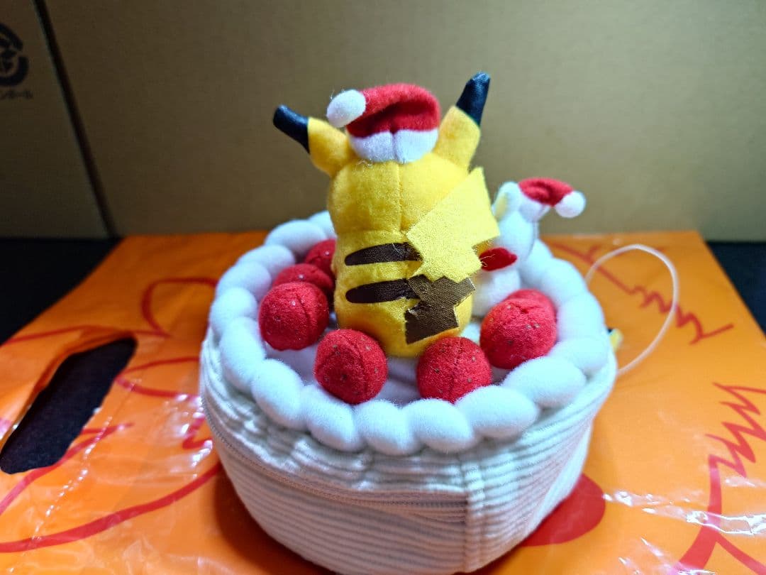 ポケモンセンター　クリスマスケーキポーチ　ピカチュウサンタ　ピカだる　ぬいぐるみ