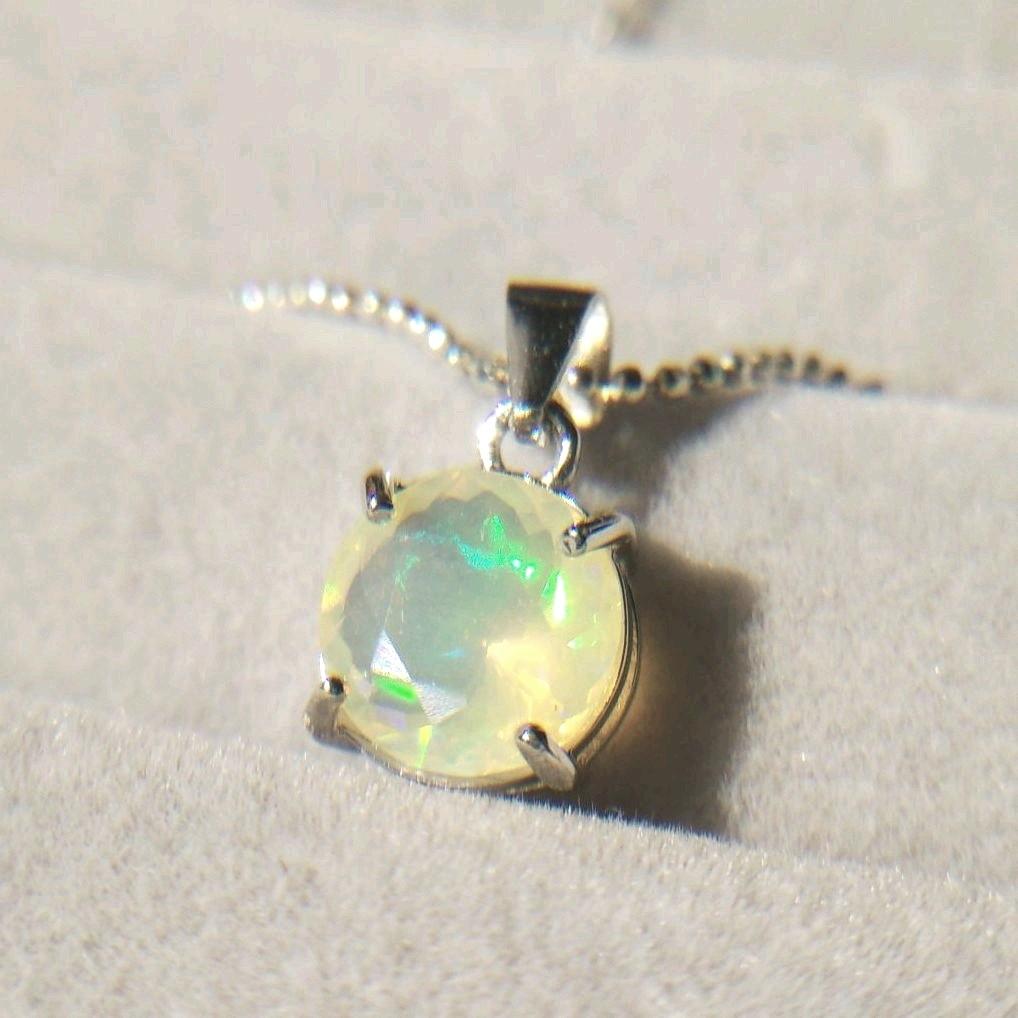 0.8ct オパール ペンダント