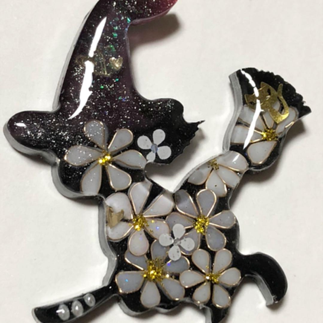 レジン　ヘアゴムorブローチ　マーガレットドレスの魔女子さん