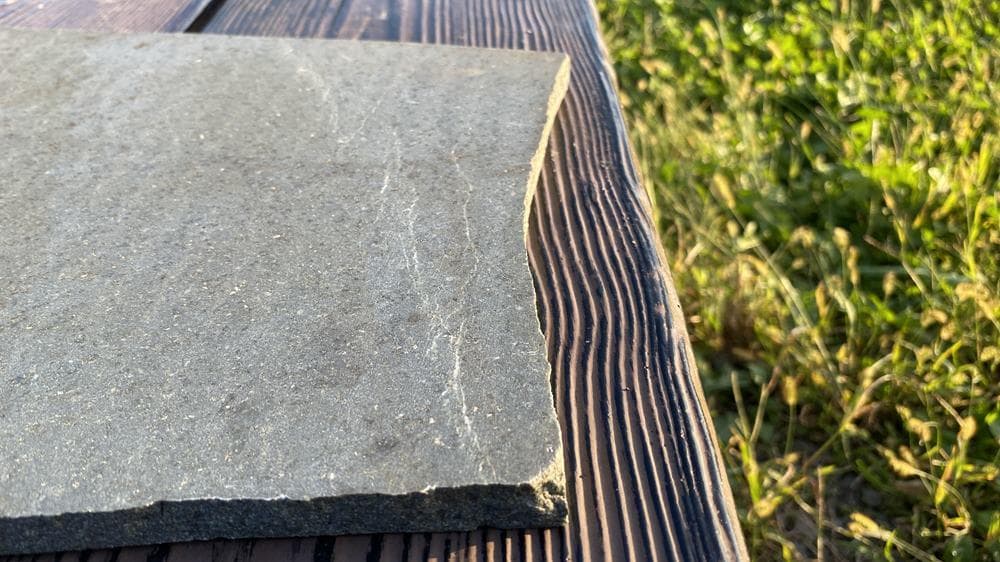 超貴重・岩手県遠野産 「遠野の銘石 角閃石」原石 2.4キロ 送料無料（＃22）