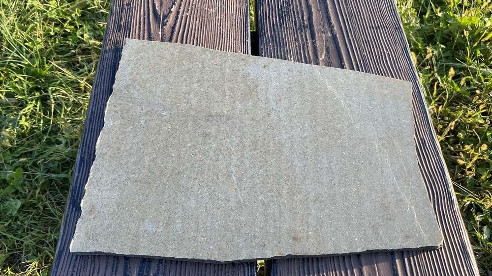 超貴重・岩手県遠野産 「遠野の銘石 角閃石」原石 2.4キロ 送料無料（＃22）