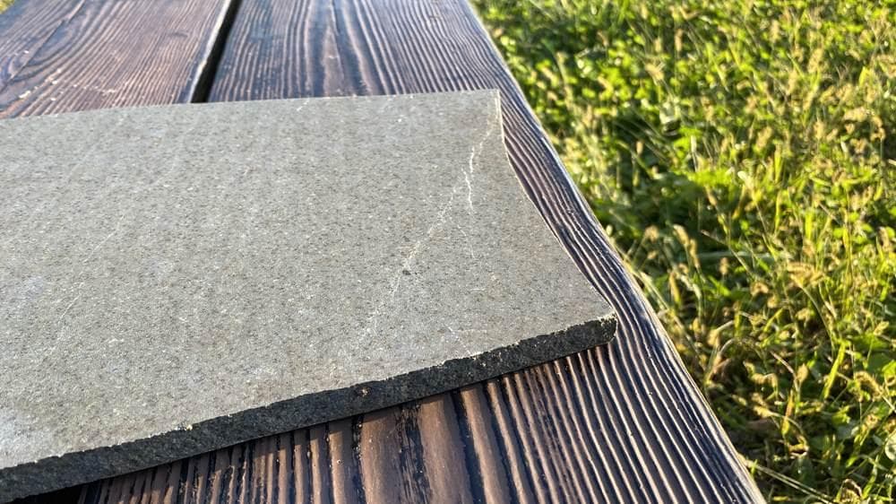 超貴重・岩手県遠野産 「遠野の銘石 角閃石」原石 2.4キロ 送料無料（＃22）