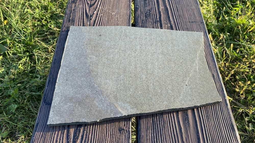 超貴重・岩手県遠野産 「遠野の銘石 角閃石」原石 2.4キロ 送料無料（＃22）