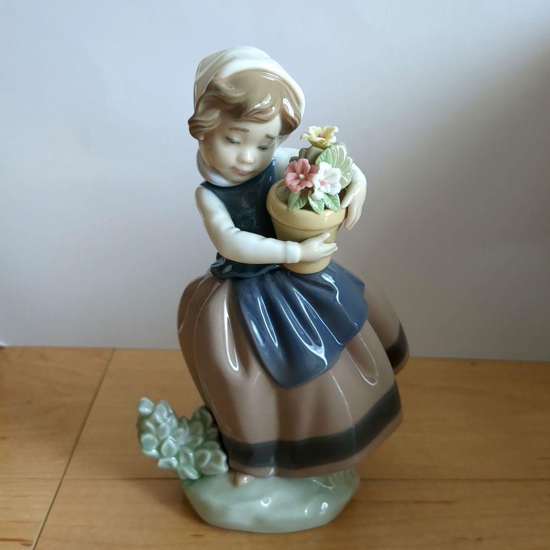 リヤドロ　鉢植えをかかえた少女