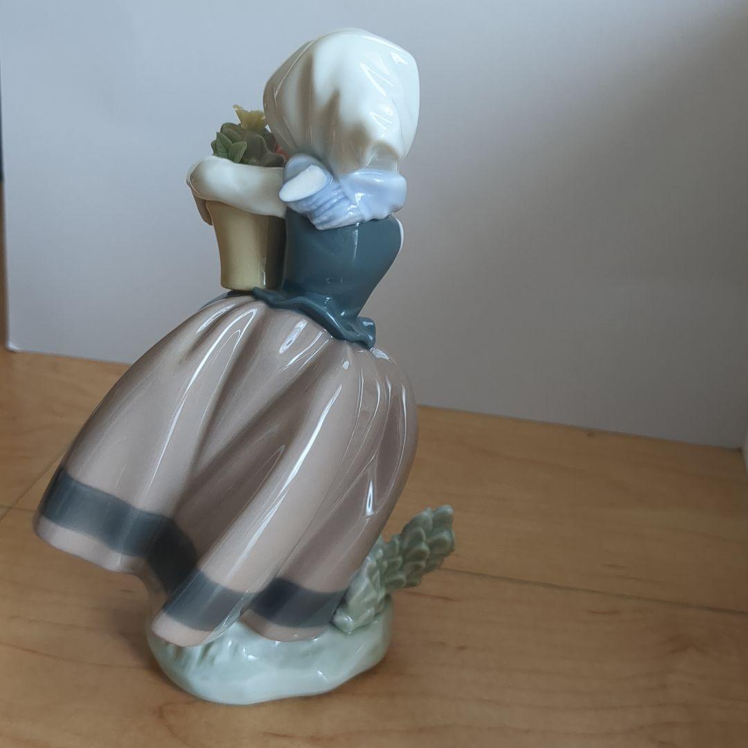 リヤドロ　鉢植えをかかえた少女