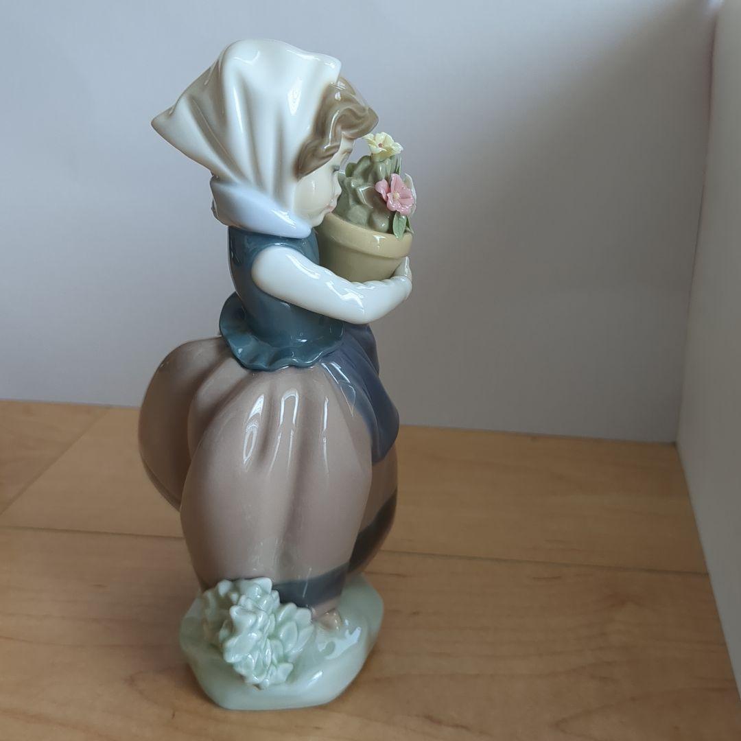 リヤドロ　鉢植えをかかえた少女