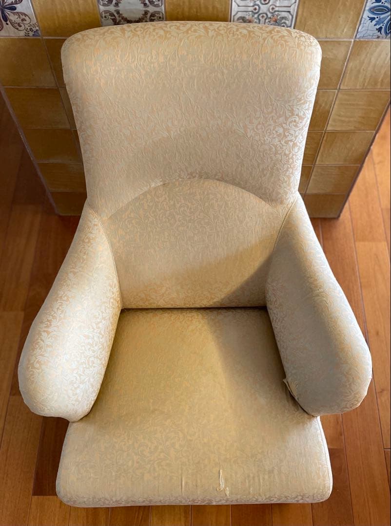 ベージュ色アームチェア(背もたれ付き)