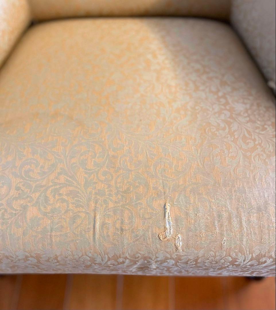 ベージュ色アームチェア(背もたれ付き)