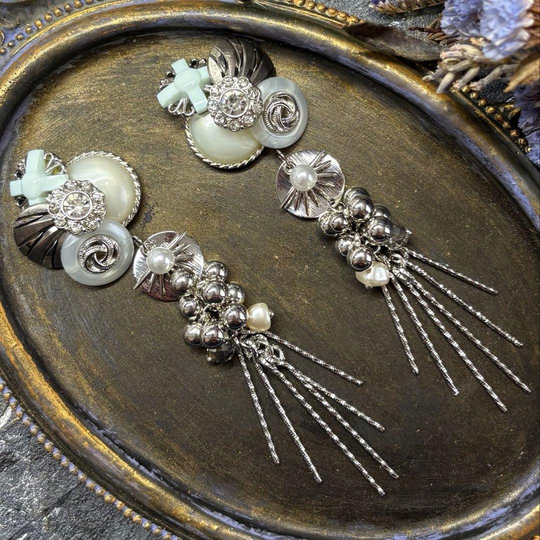 144 ボタン盛りカボション✖︎CCBチャーム✖︎パール等々　ピアスorイヤリング