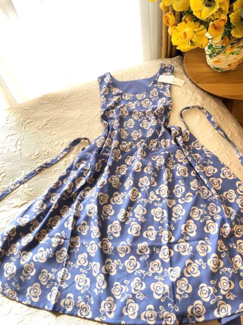 専用になりました。同梱　新品未使用　エプロン　エプロンドレス　　薔薇