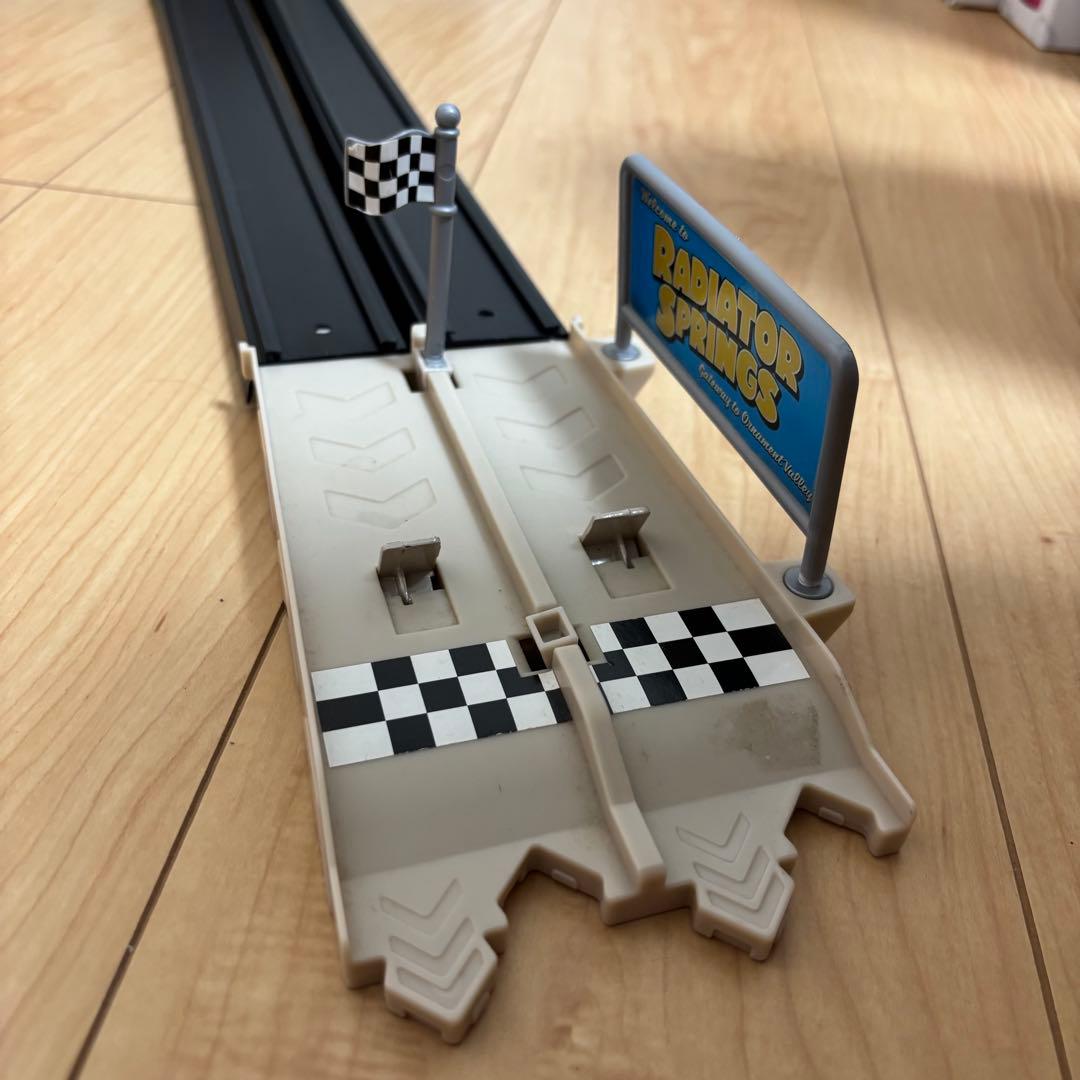 【カーズ】フローのV8カフェ　ラモーンのボディショップ　プレイセット