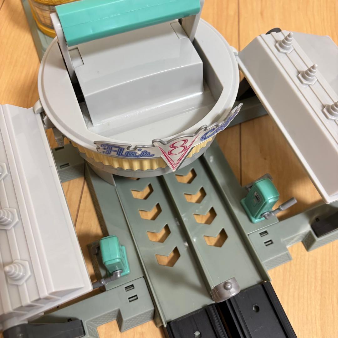 【カーズ】フローのV8カフェ　ラモーンのボディショップ　プレイセット