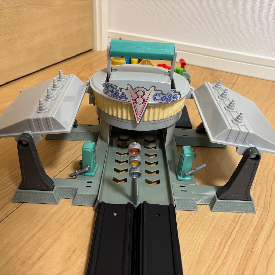 【カーズ】フローのV8カフェ　ラモーンのボディショップ　プレイセット