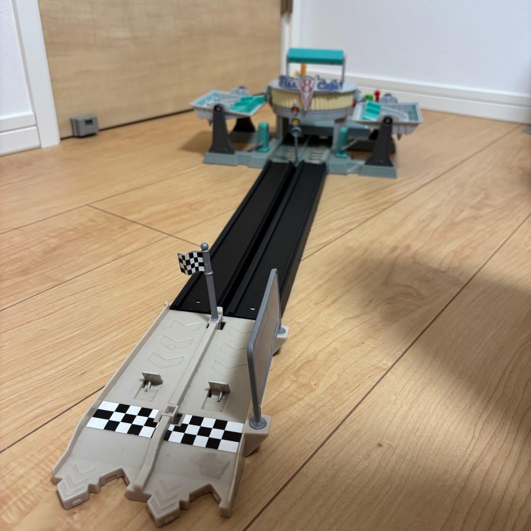 【カーズ】フローのV8カフェ　ラモーンのボディショップ　プレイセット