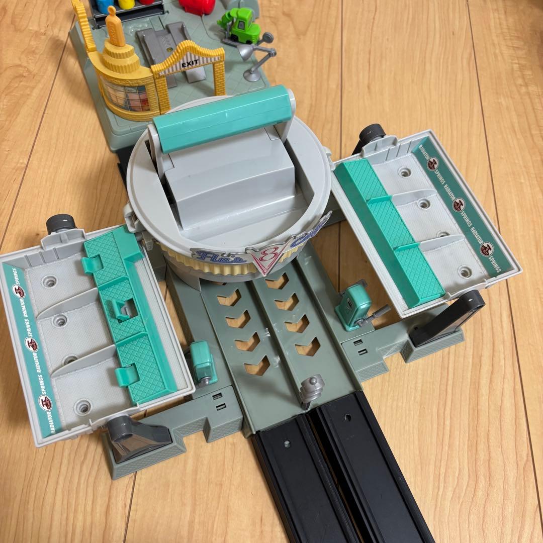 【カーズ】フローのV8カフェ　ラモーンのボディショップ　プレイセット