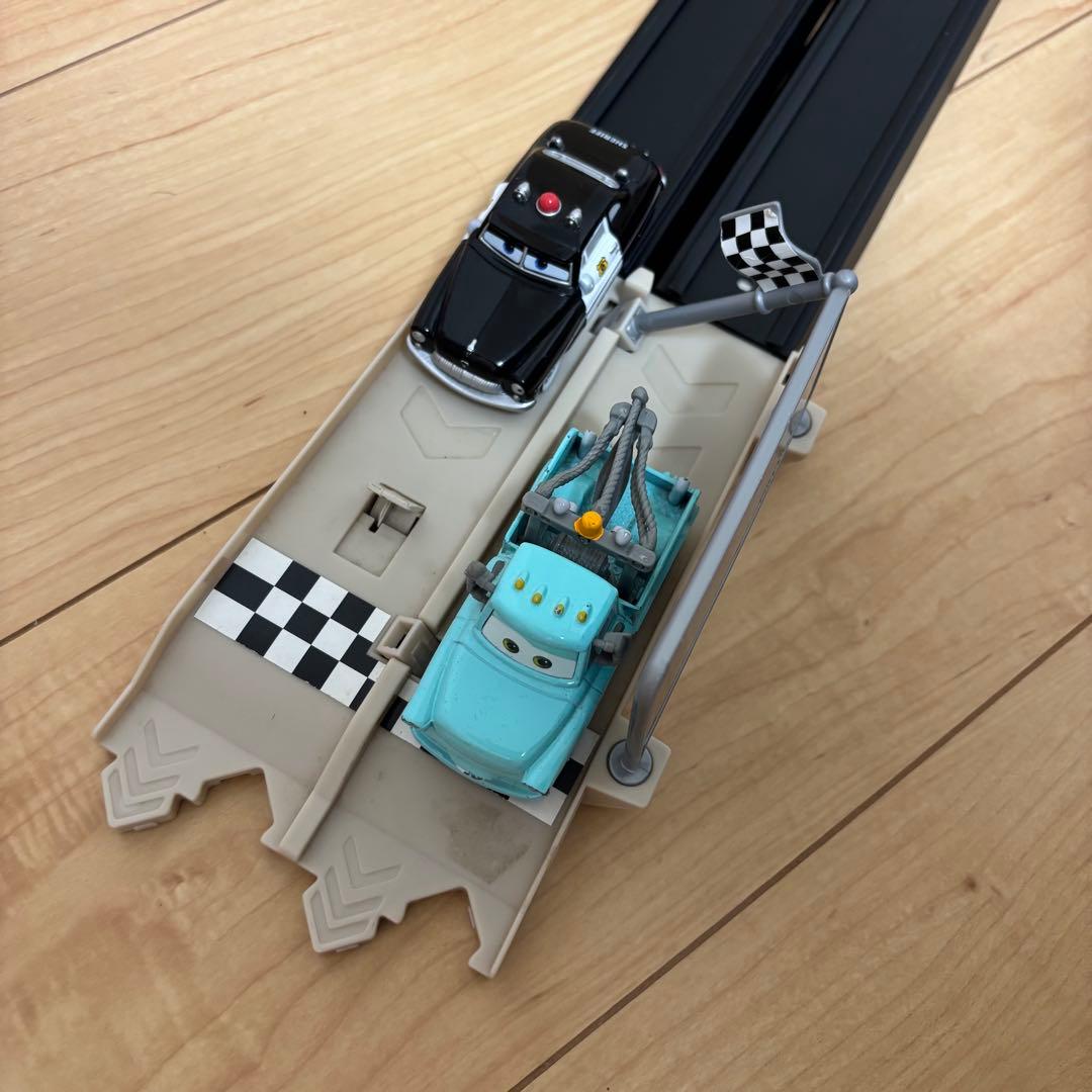 【カーズ】フローのV8カフェ　ラモーンのボディショップ　プレイセット