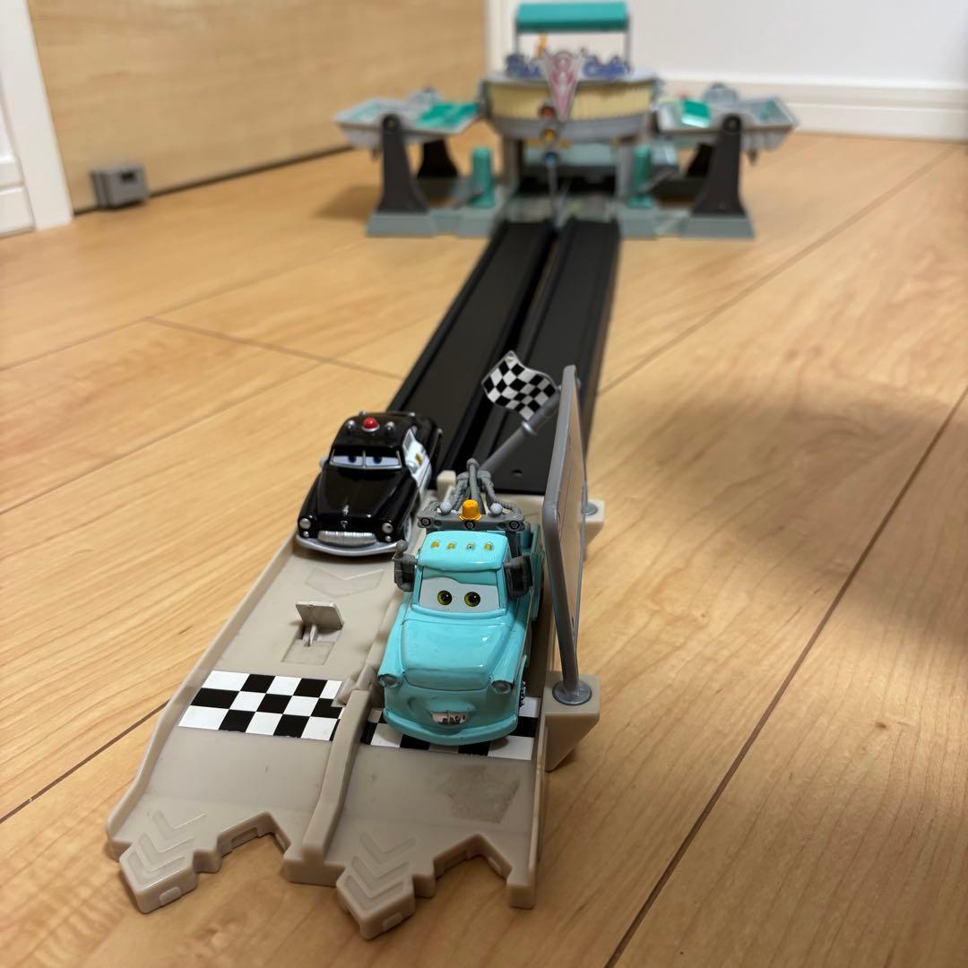 【カーズ】フローのV8カフェ　ラモーンのボディショップ　プレイセット