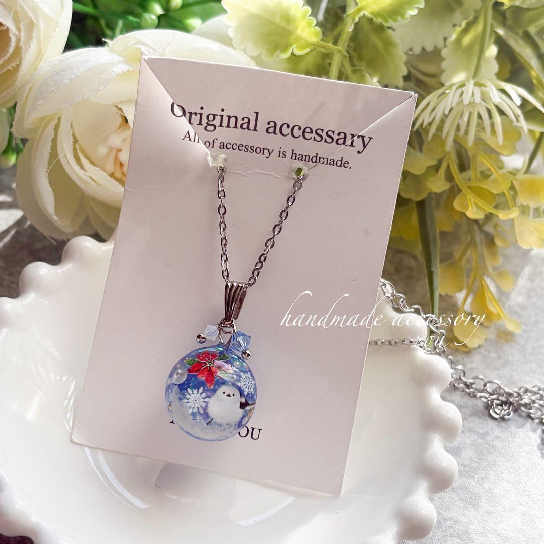 シマエナガとポインセチアのレジンネックレス