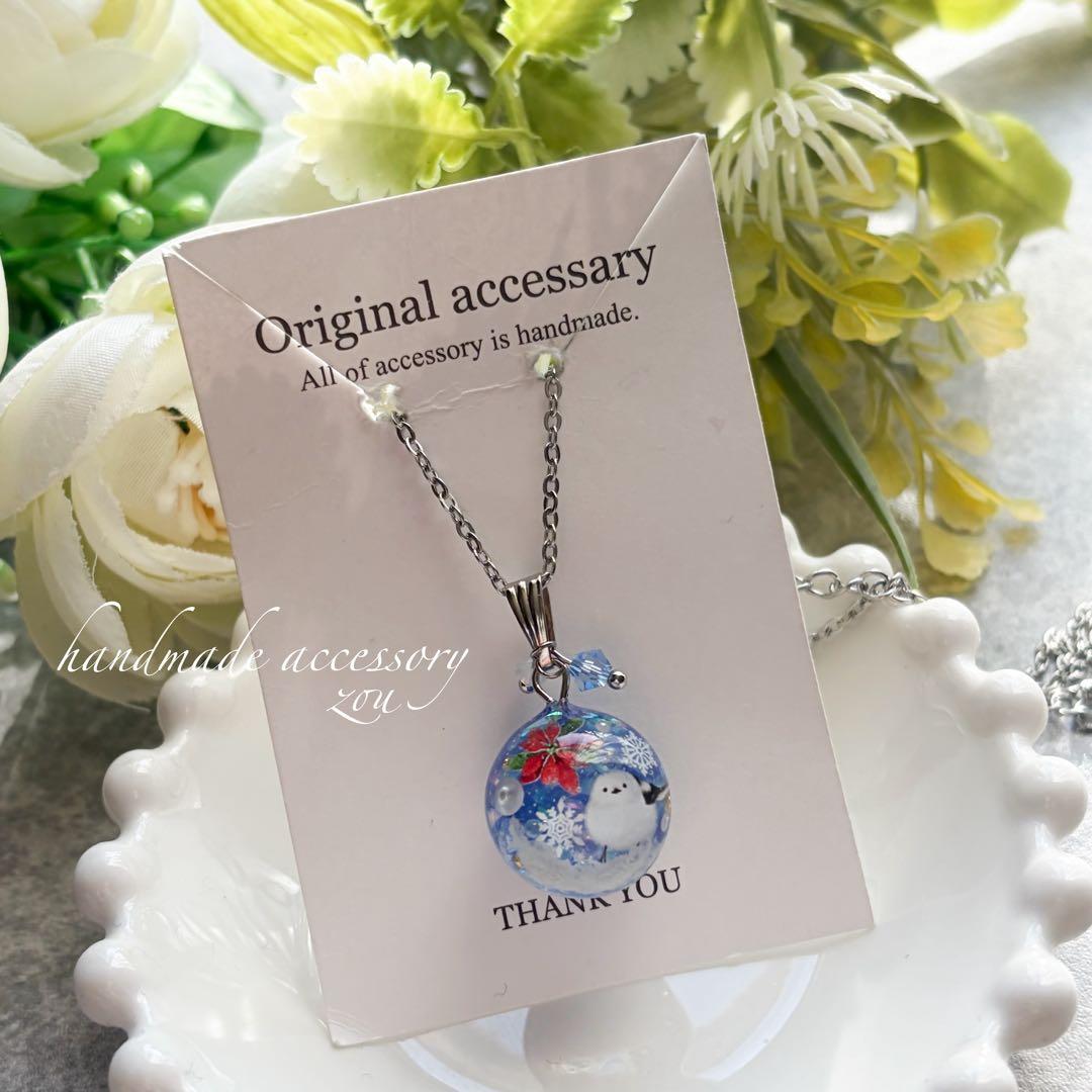 シマエナガとポインセチアのレジンネックレス