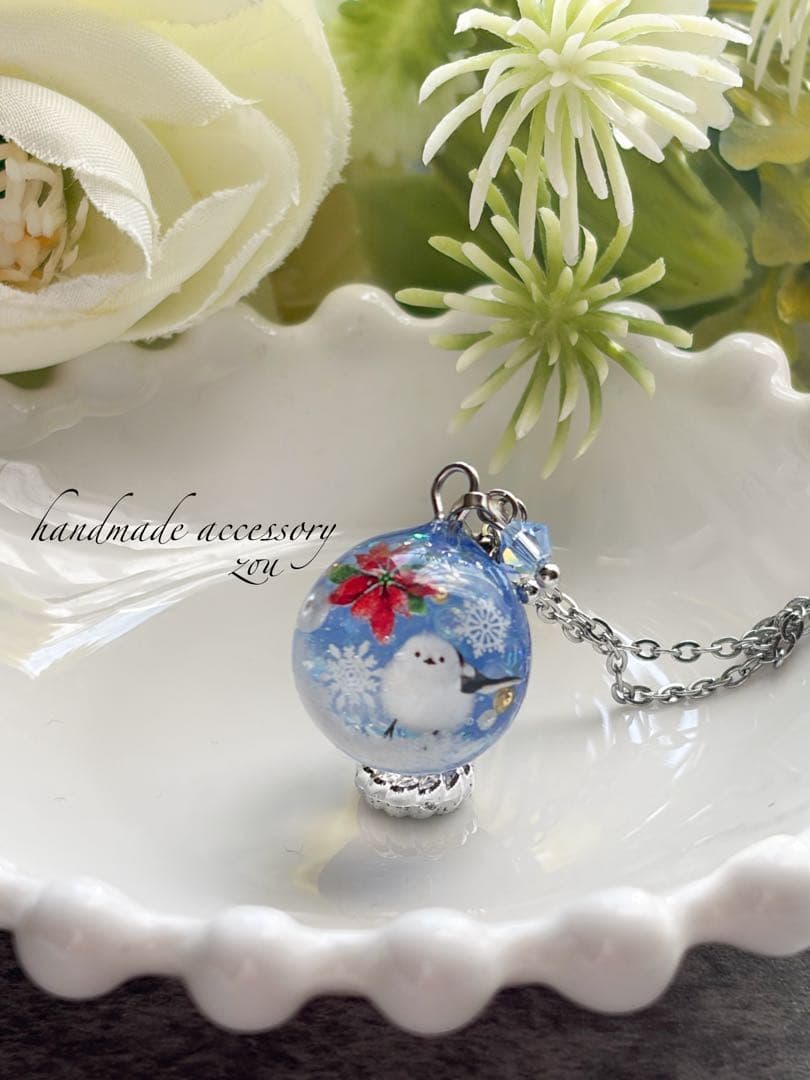 シマエナガとポインセチアのレジンネックレス