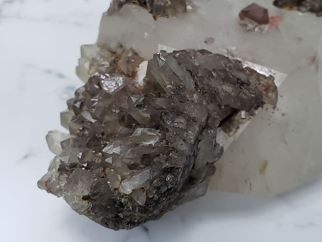 【希少】重厚✰巨大ポイント 天然水晶-with-ライトニングクォーツ