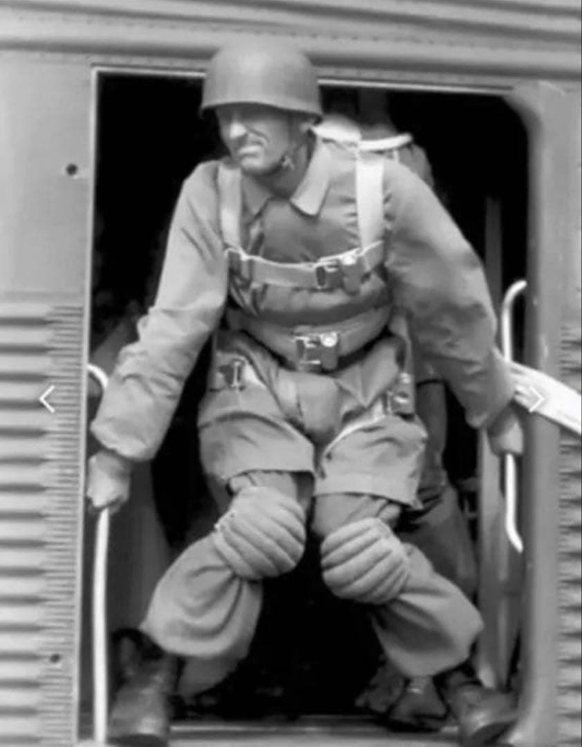 WWⅡ ドイツ軍 降下猟兵用 ニーパット（レプリカ）☆膝当て☆緑の悪魔