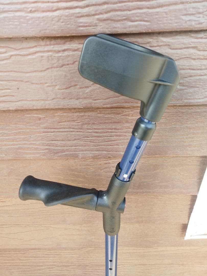 ドイツ製 ロフストランドクラッチ 青い調整可能な杖 ほぼ新品替えゴム付きU型