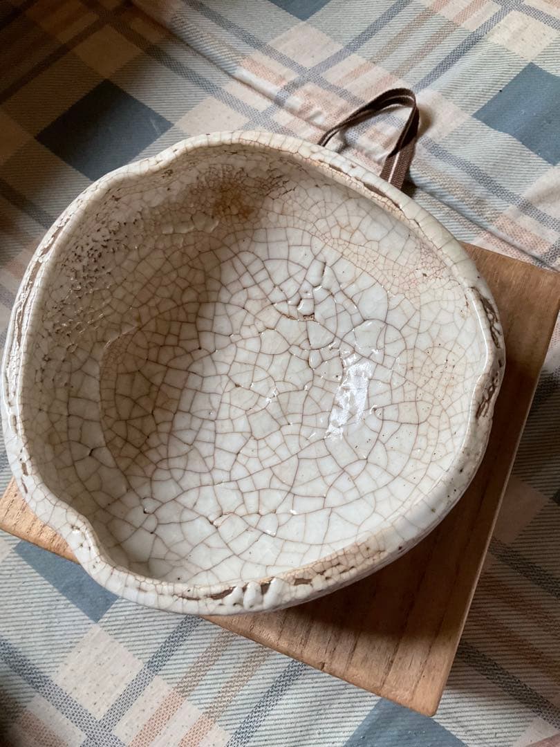 萊岱作／焼物　菓子椀　【年代不明？美しい焼物です】。