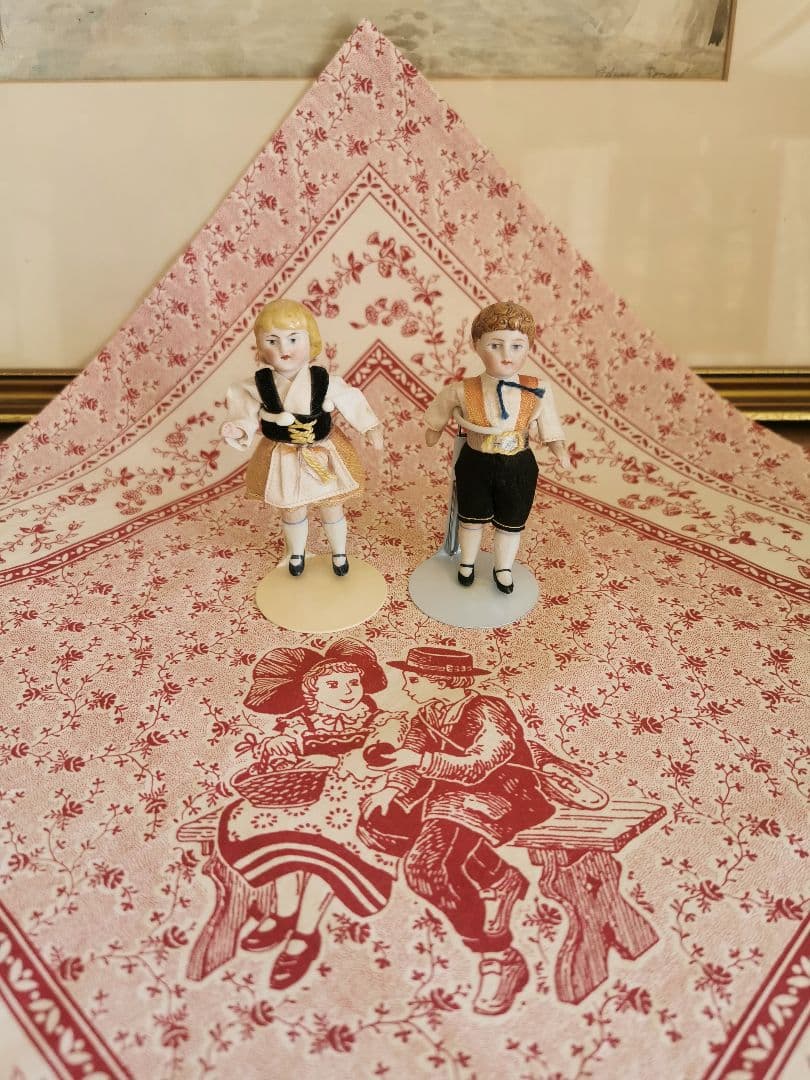 ヴィンテージフランスアルザス フォークロアの少女少女 林檎 小花のコットンクロス