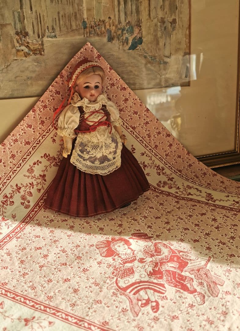 ヴィンテージフランスアルザス フォークロアの少女少女 林檎 小花のコットンクロス