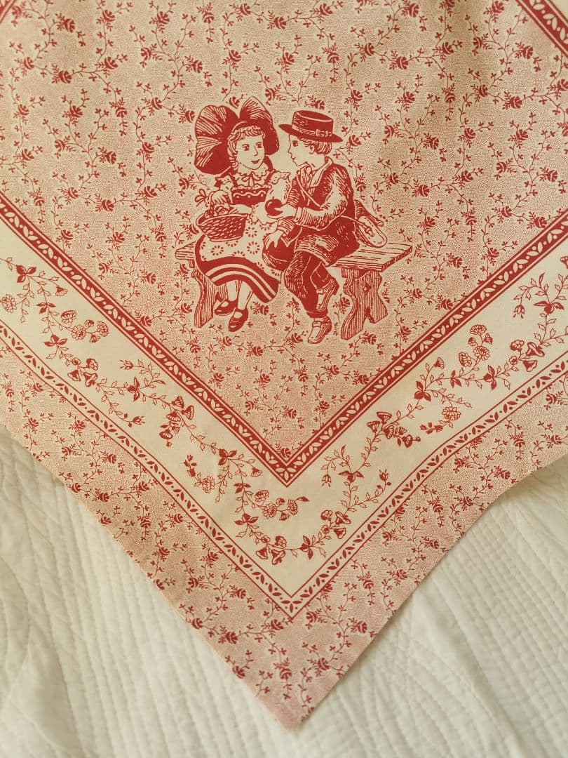 ヴィンテージフランスアルザス フォークロアの少女少女 林檎 小花のコットンクロス