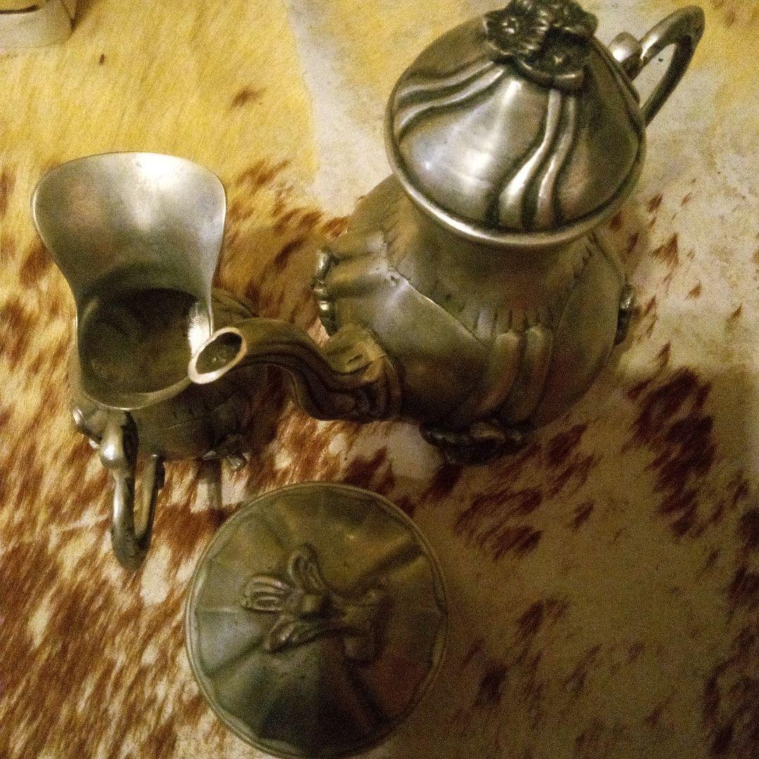 装飾的な金属製ティーポットとクリーマーセット