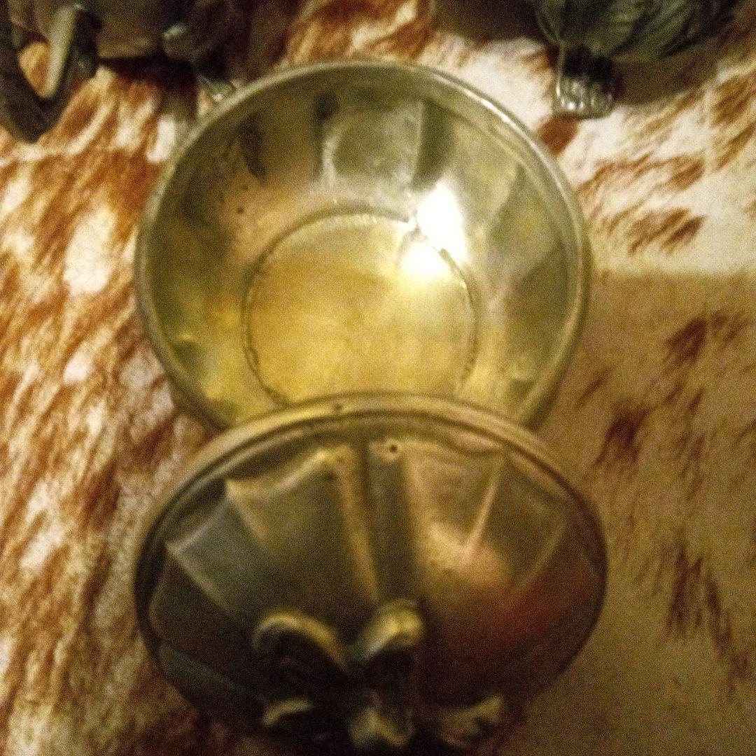 装飾的な金属製ティーポットとクリーマーセット